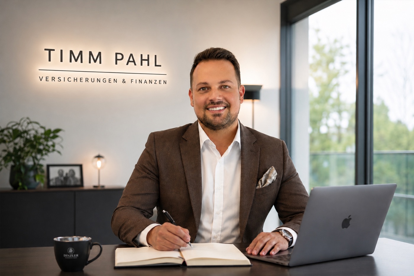 Timm Pahl an seinem Schreibtisch in der Generalagentur in Ludwigshafen