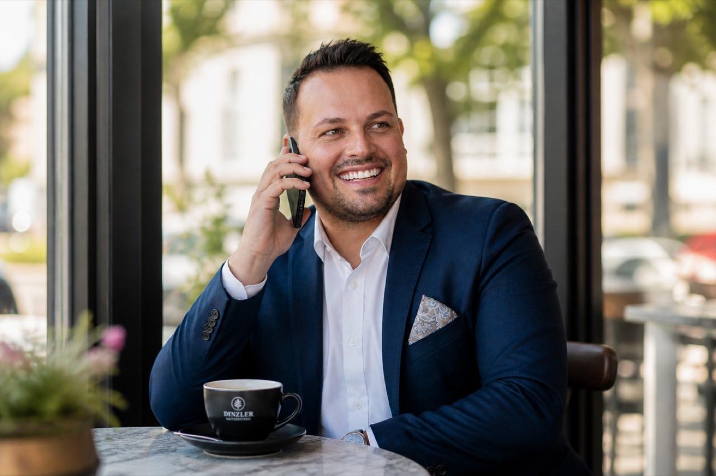 Timm Pahl, Agenturleiter, im Gespräch mit einem Kunden