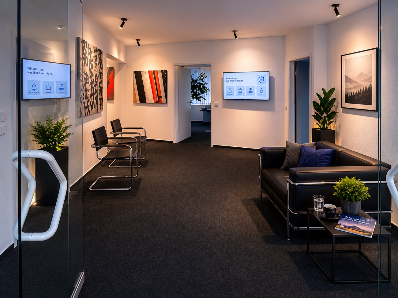 Empfangs- und Loungebereich der Agentur mit Sofa, Sesseln und Bildschirmen