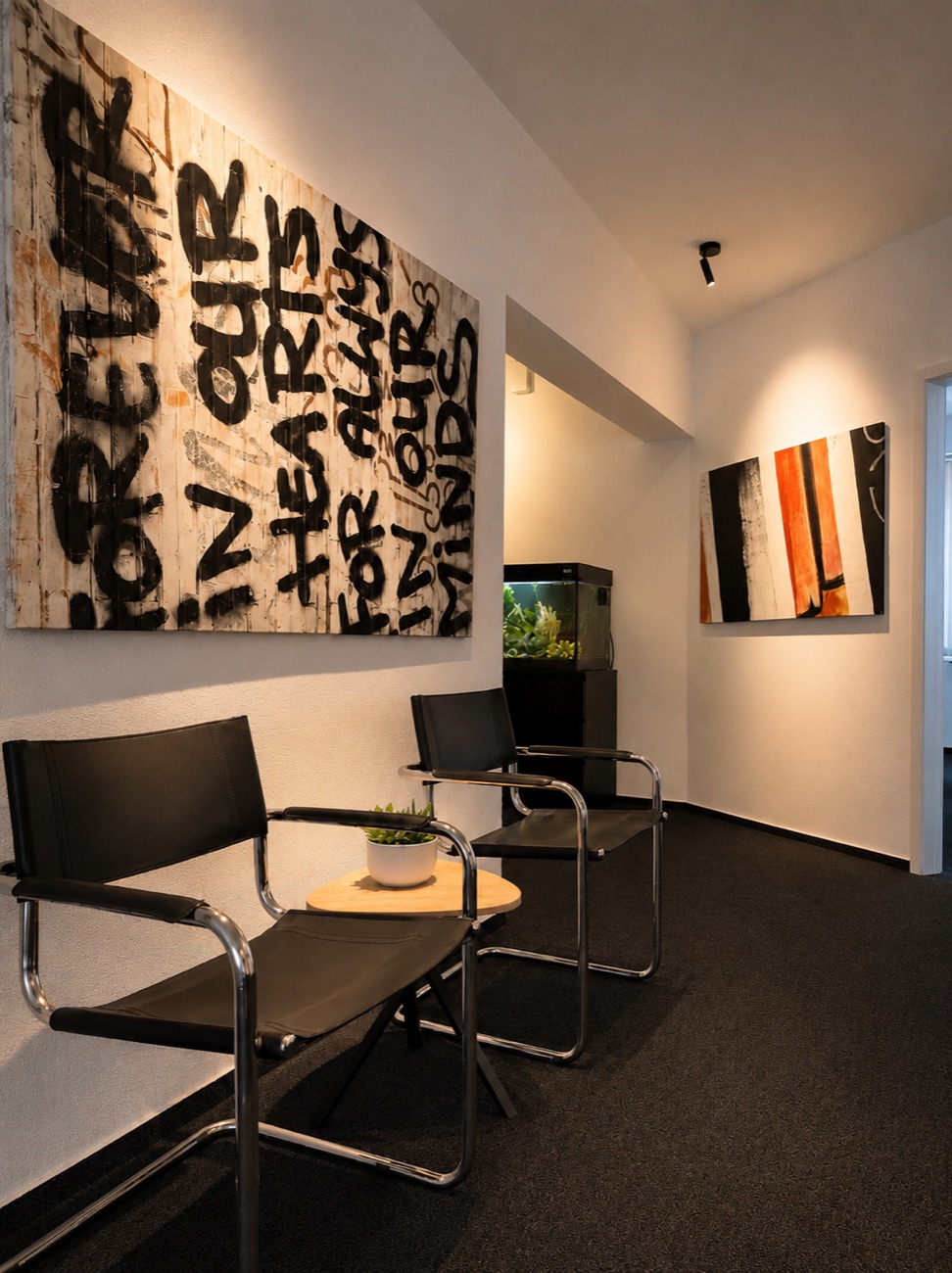 Wartebereich der Agentur mit Designstühlen, Kunst und Aquarium